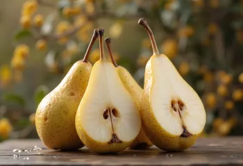 Bosc kriaušės griežinėliai ir sveiki vaisiai ant pjaustymo lentelės