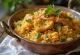 Vištienos „Biryani“, papuoštas šviežia kalendra ir mėtomis