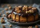 Medaus ir riešutų tortas lėkštėje