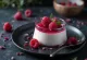 „Panna Cotta“ su rožių vandeniu, papuošta šviežiais vaisiais ir mėtų lapeliais