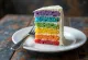 Vaivorykštės tortas su baltu fondantu ir spalvotais vidiniais sluoksniais