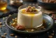 Patiekta panna cotta su pekano riešutais