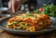 Patiekiama daržovių lazanija su veganišku sūriu