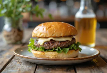 Mėsainis su „Monterey Jack“ sūriu, sultingu mėsos paplotėliu ir išsilydžiusiu sūriu