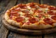 Amerikietiška pica su „Pepperoni“ dešra ir mocarela