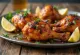 Tandoori vištiena patiekiama su naan duona ir salotomis