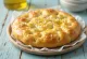 Veganiška focaccia be mielių lėkštėje