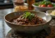 Mole poblano padažas, patiektas su vištiena ir ryžiais