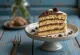 Biskvitinis kaštonų tortas, supjaustytas gabalėliais