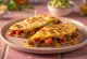 Taco kesadilija traškioje tortilijoje su jautiena ir sūriu