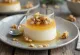Patiekta Panna Cotta su medumi ir riešutais