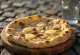 „Naan“ duona su migdolais patiekta lėkštėje