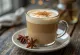 Chai tea latte puodelyje, papuošta cinamonu ir kardamonu