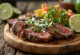 Carne asada patiekta su tortilija ir salotomis
