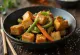 Keptas tofu su daržovėmis, patiektas su spalvotomis paprikomis ir sezamo sėklomis