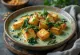 Keptas tofu špinatų padaže lėkštėje