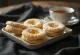 Patiekti citrininiai "Linzer" sausainiai su bananais