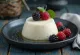 Varškės panna cotta patiekta lėkštėje