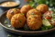 Falafeliai traškia auksine plutele, apibarstyti šviežiomis žolelėmis