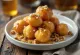 Zeppole su medumi ir graikiniais riešutais, auksiniai kepiniai, patiekti su medumi