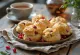 Scones su granatais patiekti