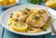 Piccata al limone patiekta lėkštėje