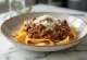 Šernienos ragu su pappardelle makaronais lėkštėje
